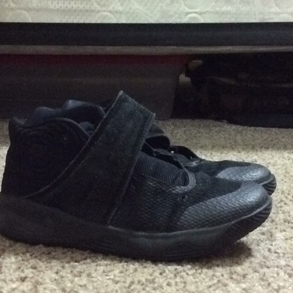 kyrie 2 triple black